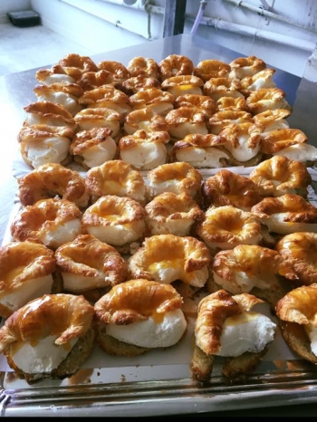Deliciosos croissants rellenos de nata y bañados en mermelada de albaricoque casera